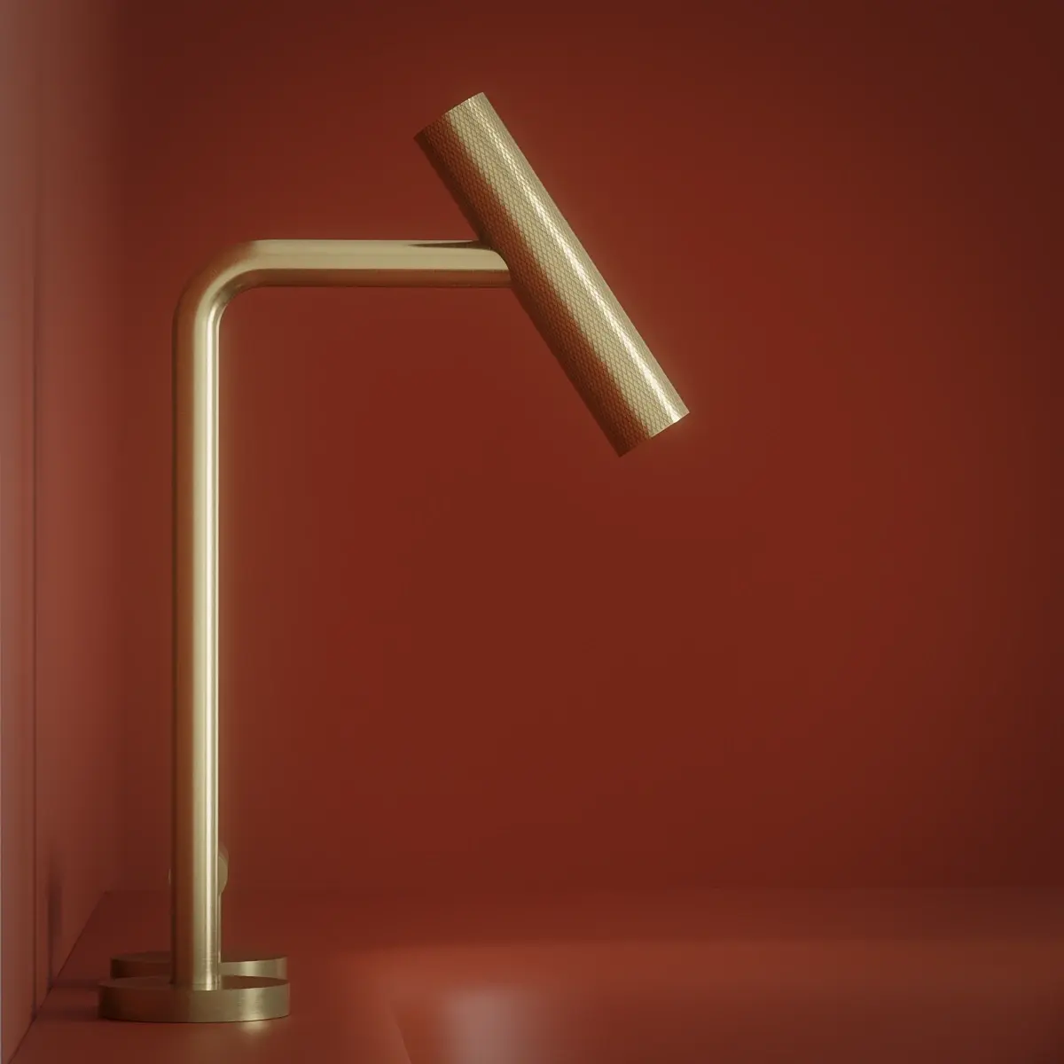 Mitigeur lavabo 2 trous doré brossé Honfleur, en vue latérale élégante, avec bec cylindrique incliné à texture moletée et design minimaliste en laiton brossé, alliant finesse architecturale et raffinement contemporain