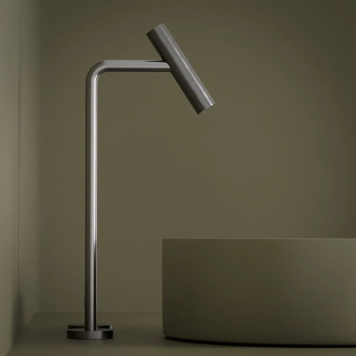 Mitigeur lavabo 2 trous hauteur surélevée noir métal brossé Honfleur - forme élancée au style affirmé, surface moletée au toucher texturé, finition noire brossée offrant un contraste contemporain idéal pour une salle de bain design