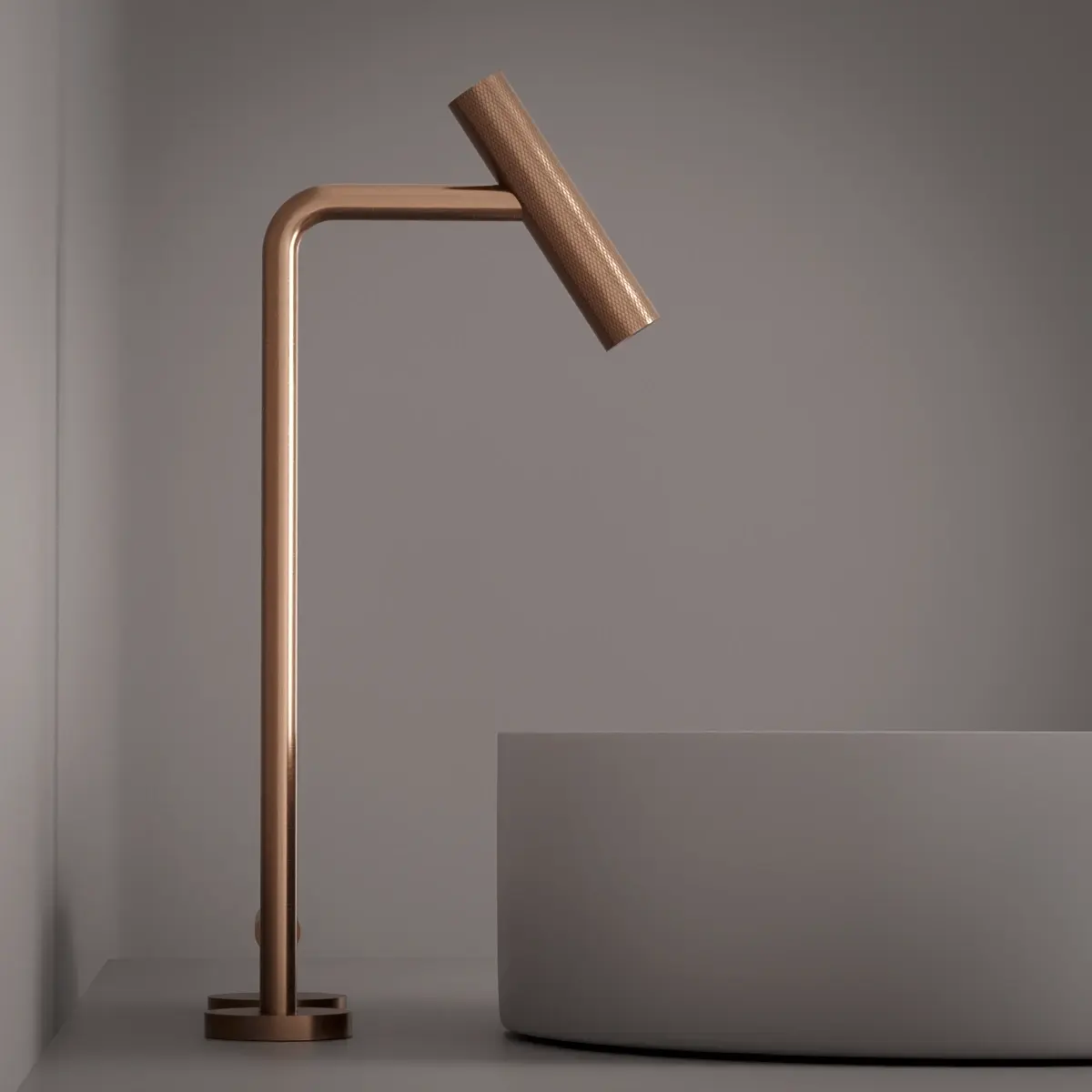 Mitigeur lavabo 2 trous hauteur surélevée doré rose brossé Honfleur - silhouette haute et fine avec bec tubulaire moleté, finition cuivrée satinée subtilement rosée, pensé pour les vasques à poser et les salles de bain haut de gamme