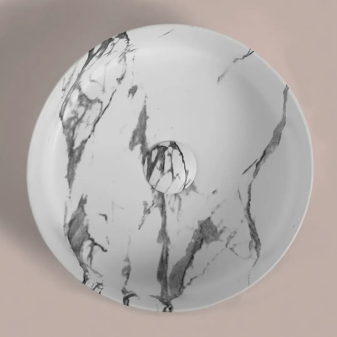 Vasque à poser ronde en céramique blanche, finition effet marbre calacatta avec veines grises, pour un contraste doux et contemporain.