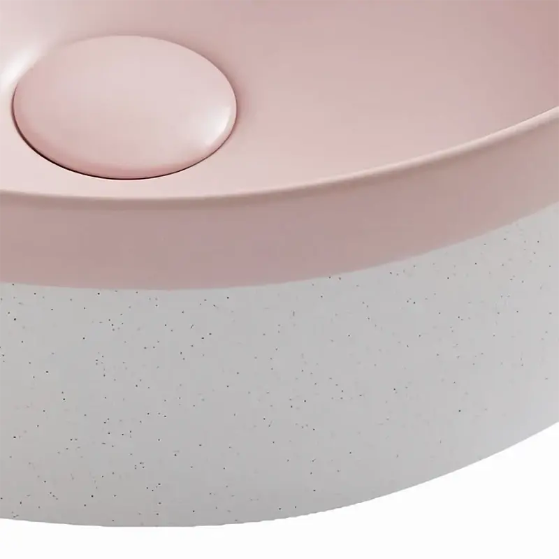 Vasque à poser bicolore avec intérieur et rebord rose poudré mat, contrastant avec une base blanche pour une touche douce et élégante.