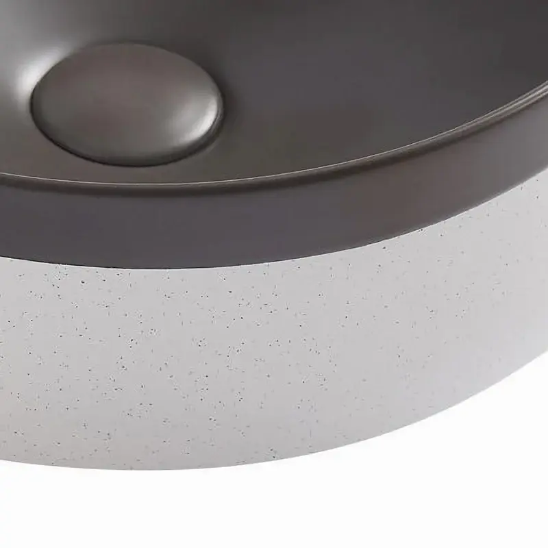 Vasque à poser bicolore au style affirmé, avec intérieur et rebord gris foncé mat contrastant avec un socle blanc, pour une ambiance contemporaine et graphique.