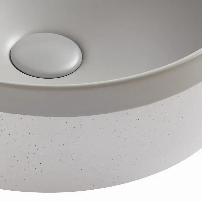 Vasque à poser bicolore au design moderne, avec intérieur et rebord gris clair mat sur base blanche, idéale pour une salle de bain épurée.