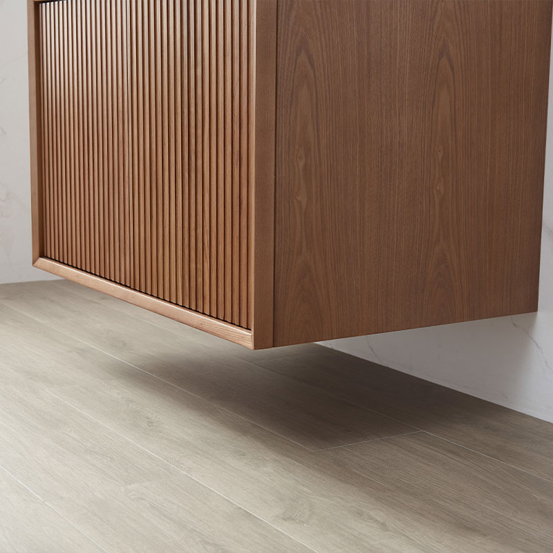 Meuble suspendu cannelé 80 cm, bois massif, 2 portes avec plan composite minéral blanc satiné, Carnac