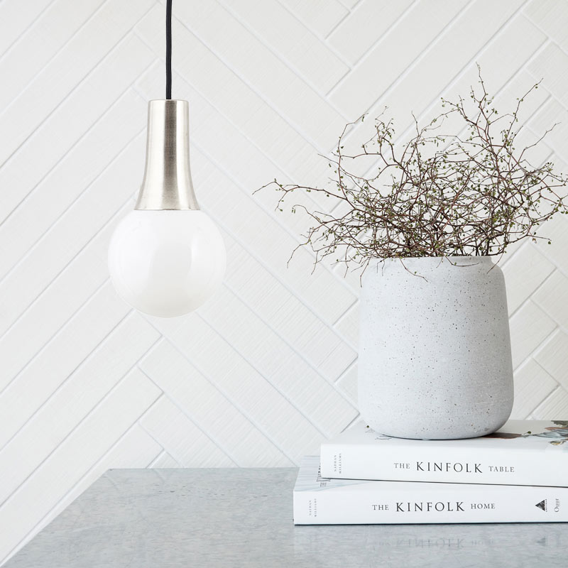Suspension design chromé mat avec ampoule ronde blanche