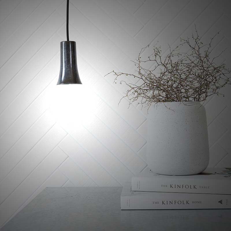 Suspension design noir avec ampoule ronde blanche